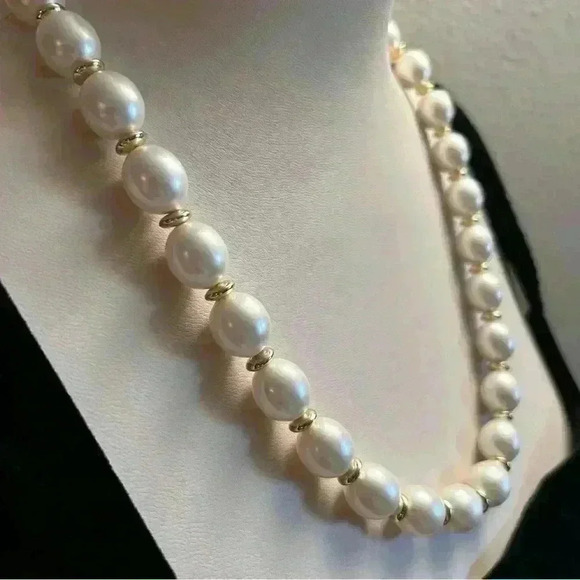 Vintage Large Faux Pearls and Golden Accents Statement Necklace - Picture 3 of 3
